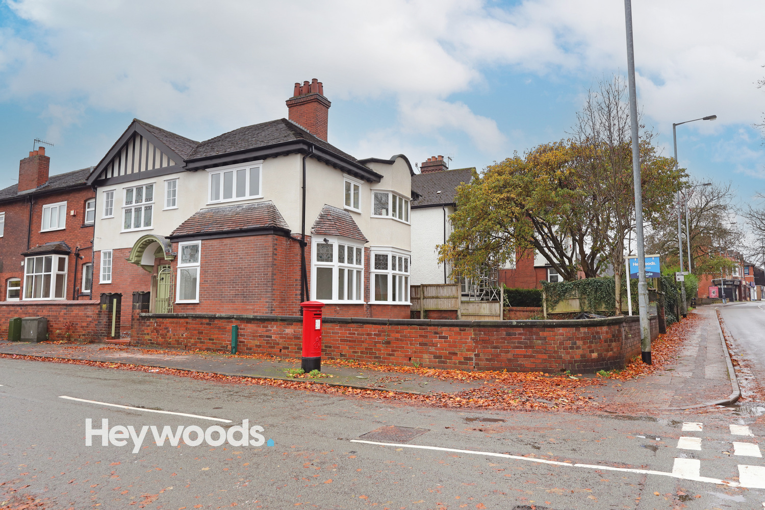 3 bedroom Semi-detached house Under Offer