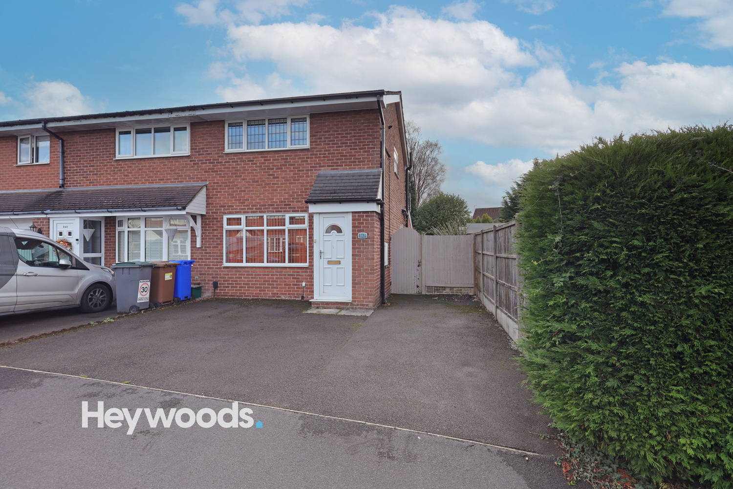 2 bedroom Semi-detached house Under Offer