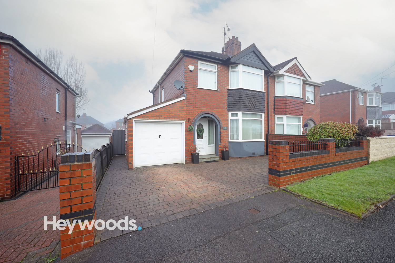 3 bedroom Semi-detached house Under Offer