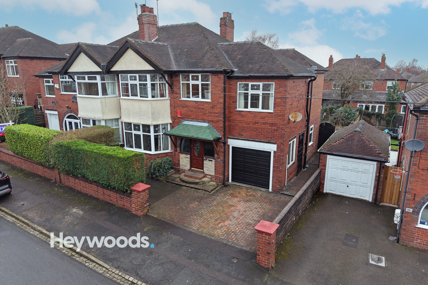 5 bedroom Semi-detached house Under Offer