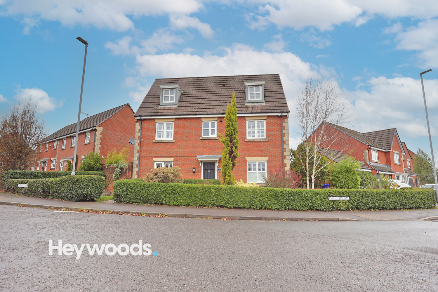 5 bedroom Detached house Under Offer