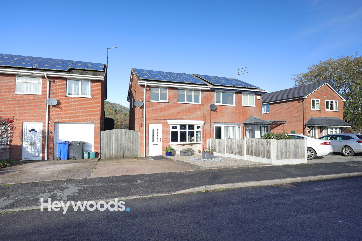 3 bedroom Semi-detached house Under Offer