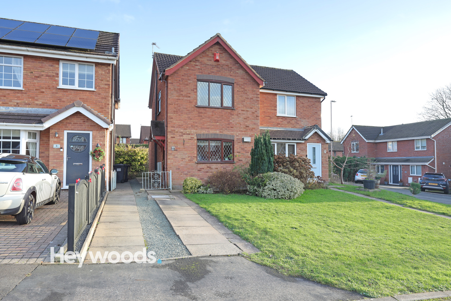 2 bedroom Semi-detached house Under Offer