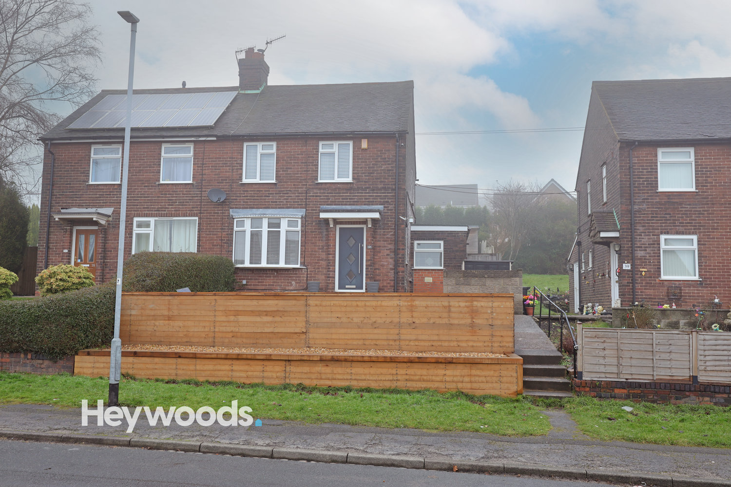 2 bedroom Semi-detached house Under Offer