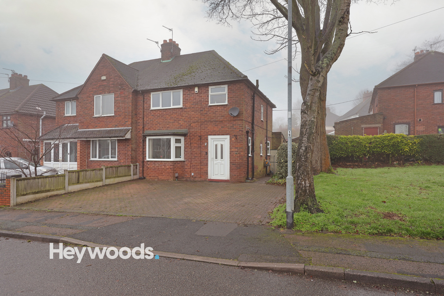3 bedroom Semi-detached house Under Offer