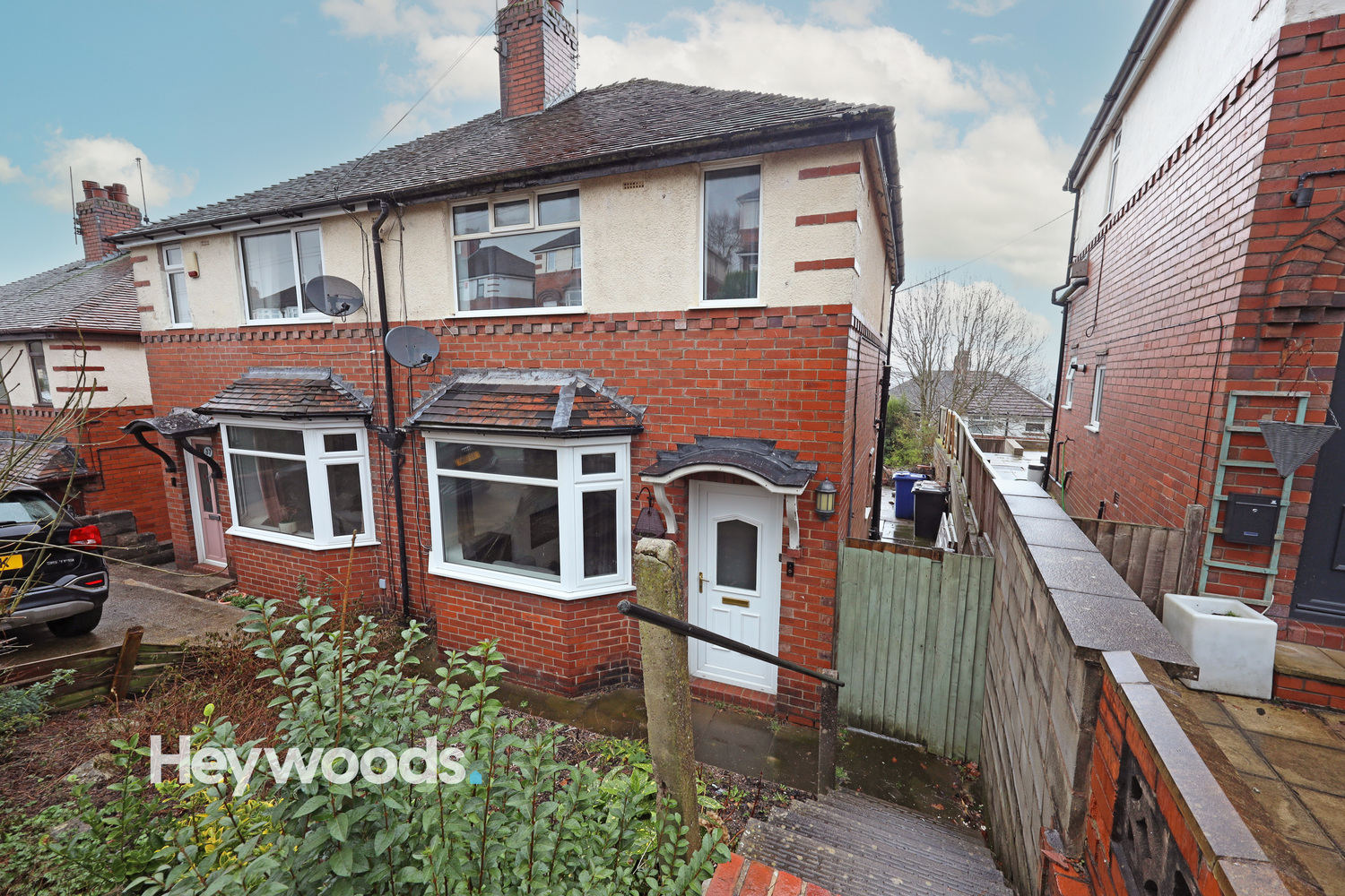 2 bedroom Semi-detached house Under Offer