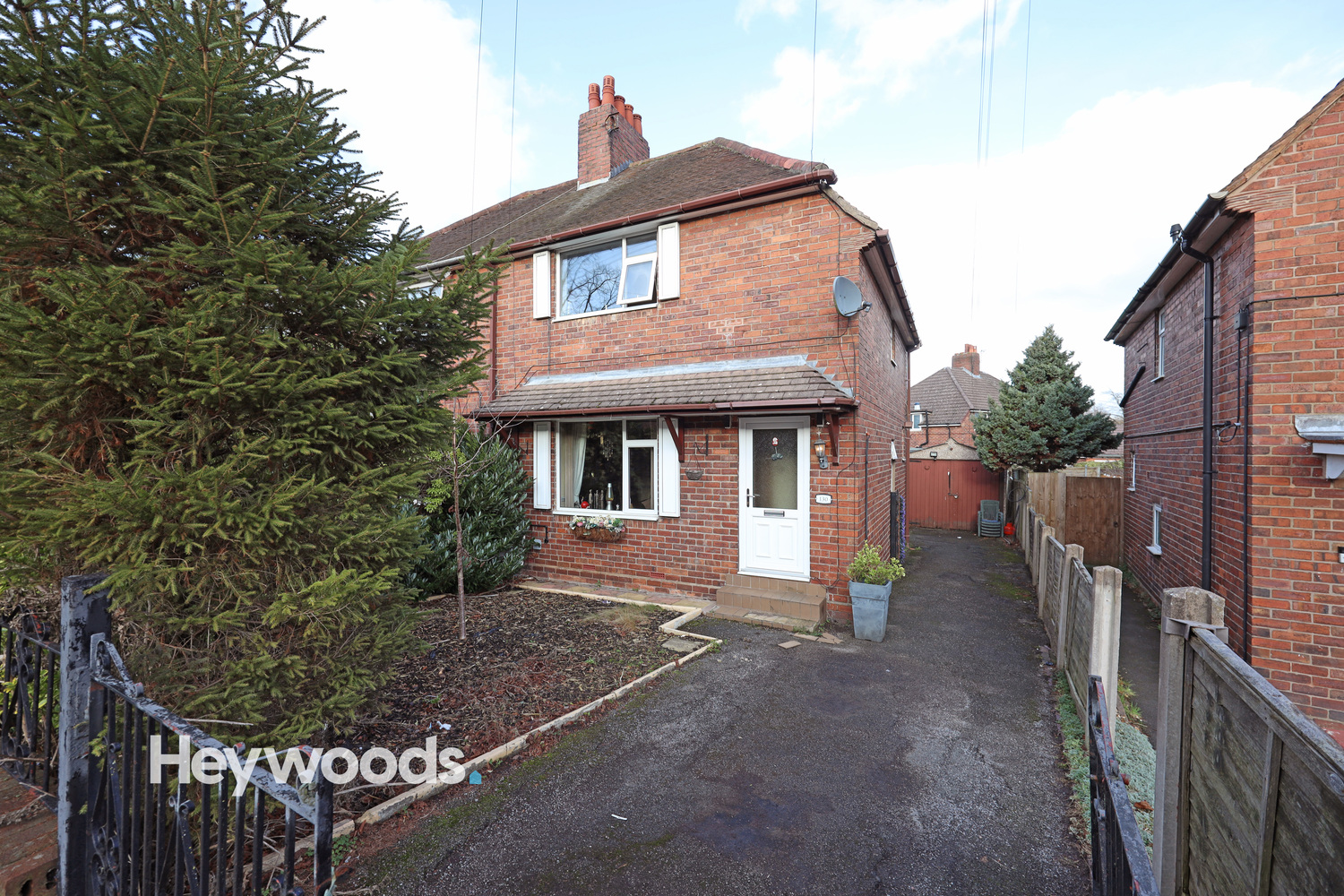 2 bedroom Semi-detached house Under Offer