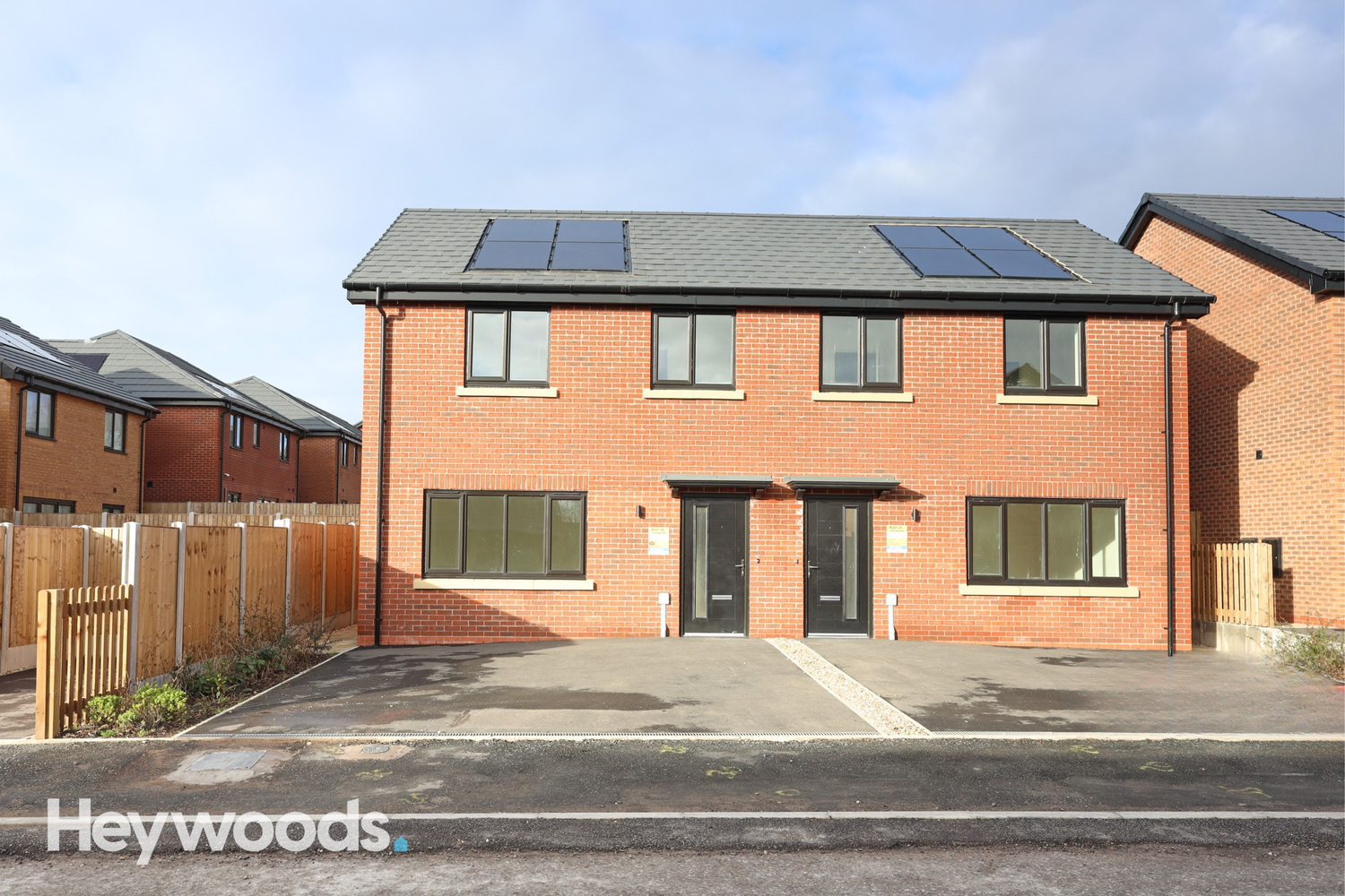 3 bedroom Semi-detached house Under Offer