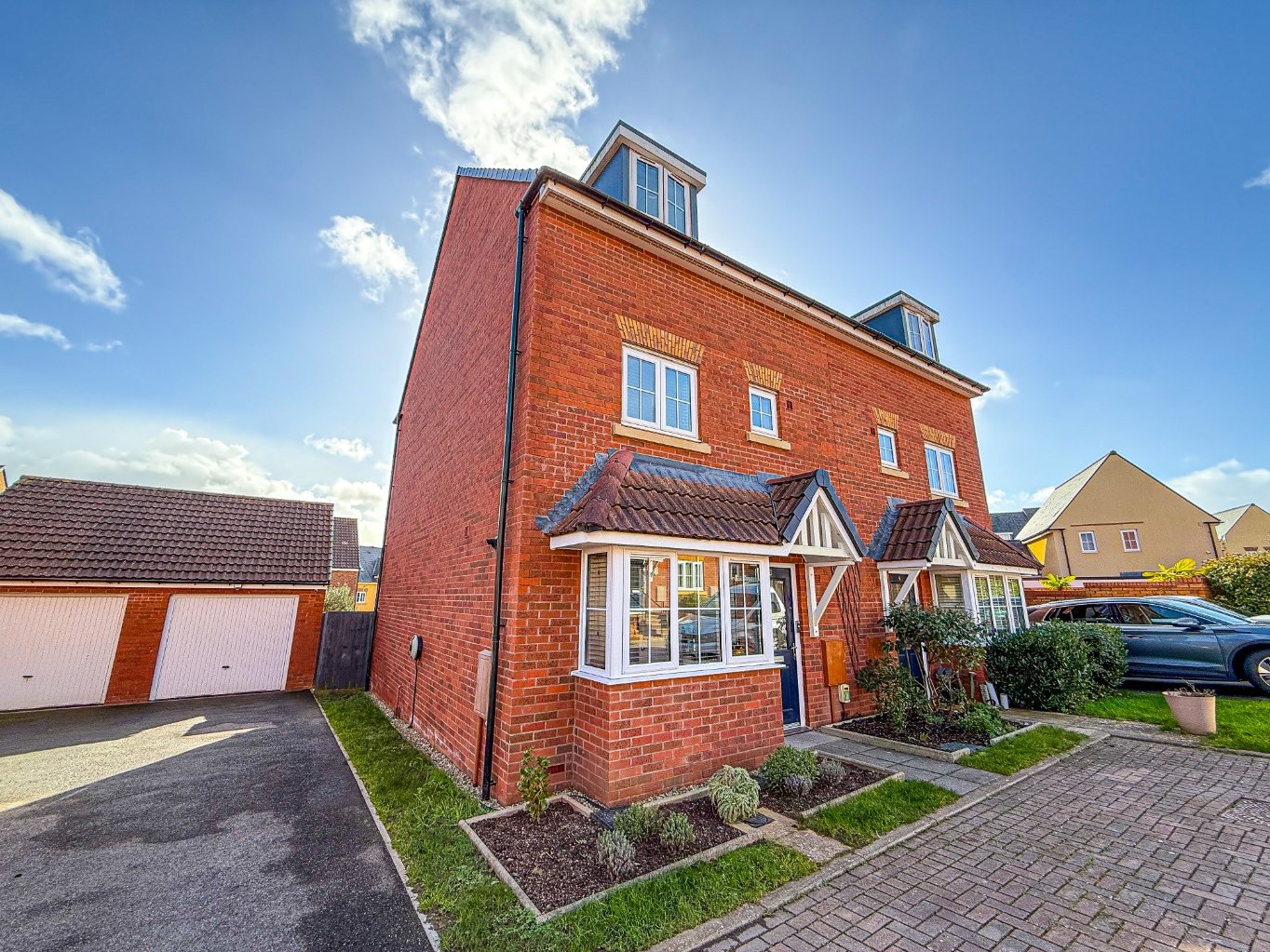 4 bedroom Semi-detached house Under Offer