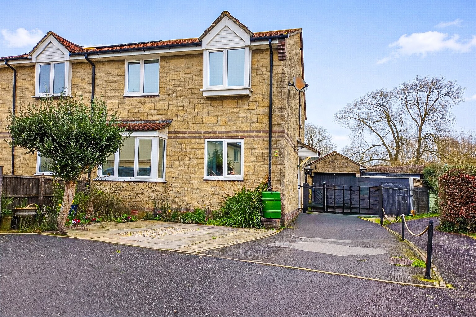 4 bedroom House (unspecified) Under Offer