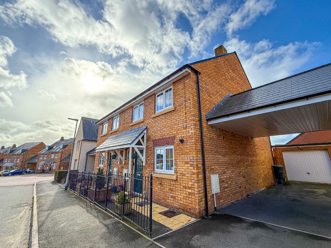 3 bedroom House (unspecified) Under Offer