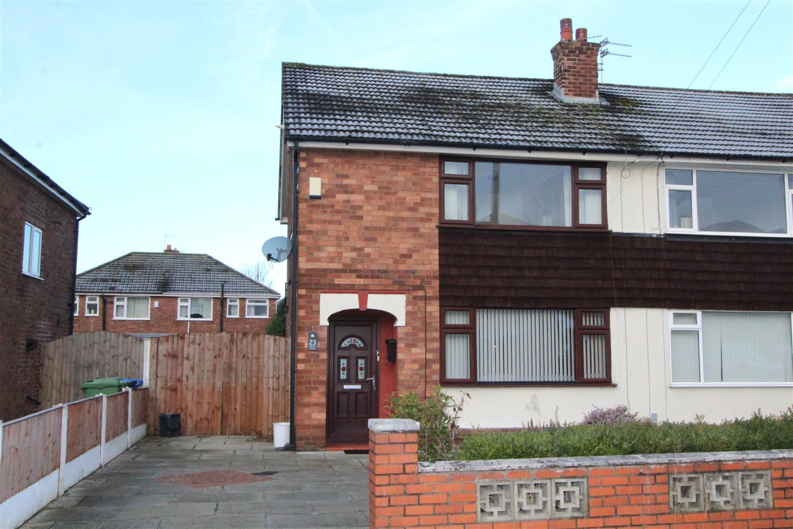 3 bedroom Semi-detached house Under Offer