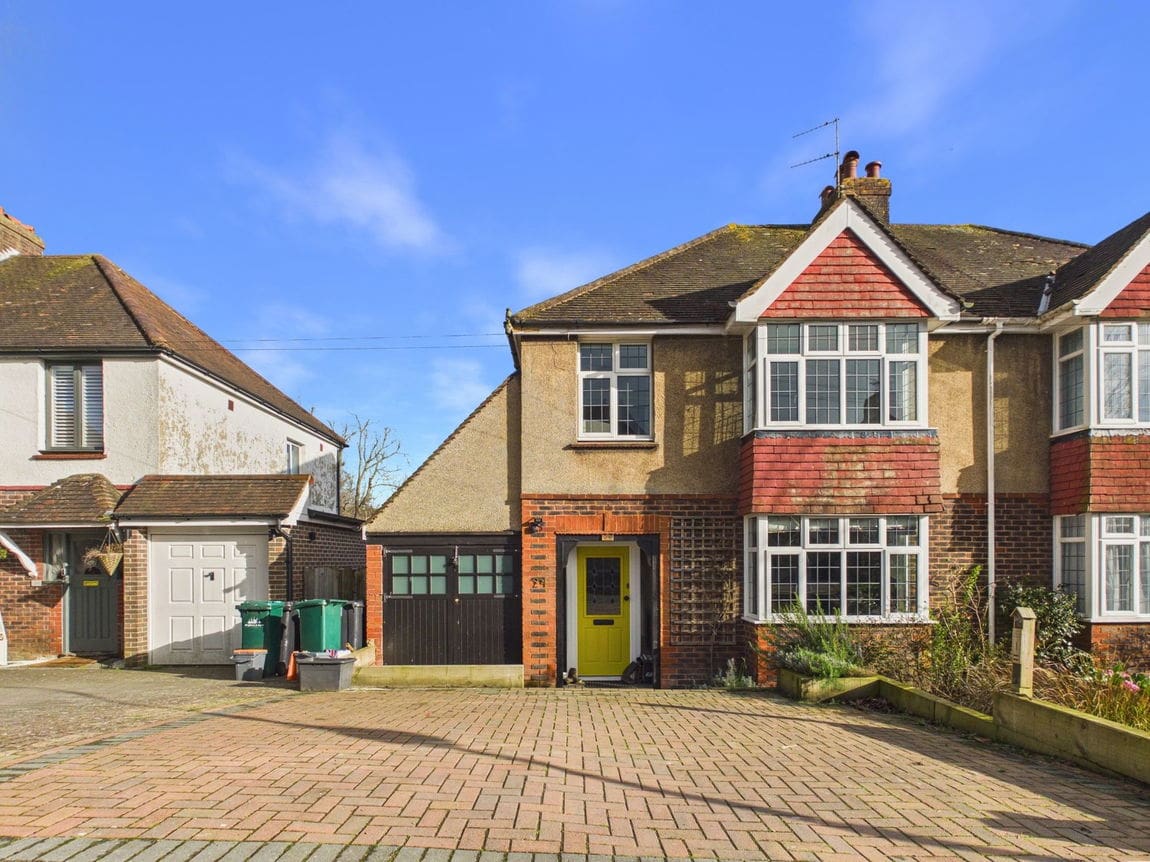 3 bedroom Semi-detached house Under Offer