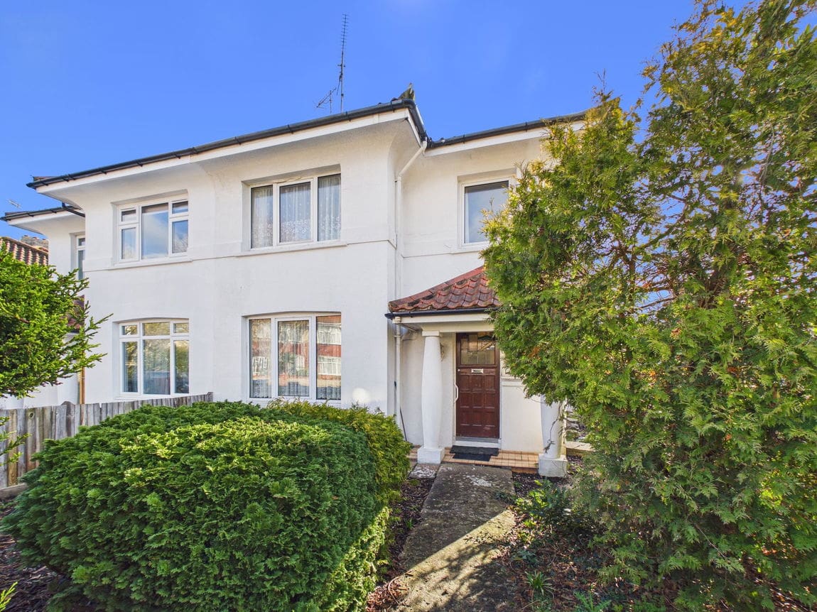 3 bedroom Semi-detached house Under Offer
