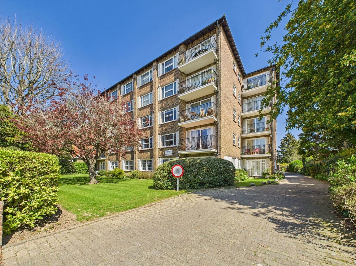 2 bedroom Flat For Sale