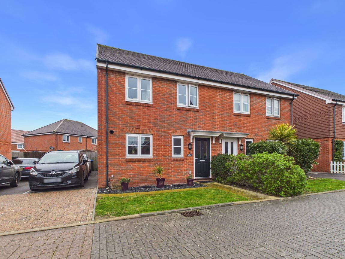 3 bedroom Semi-detached house Under Offer