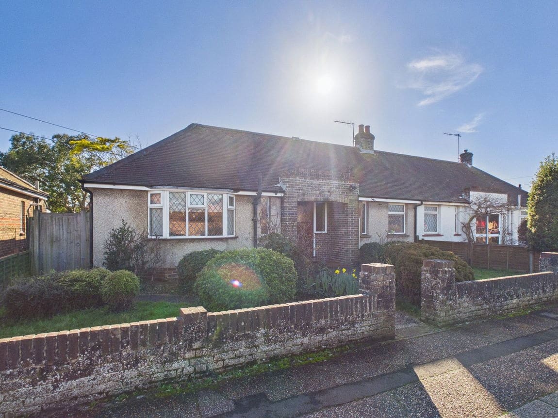 3 bedroom Semi-detached bungalow Sold