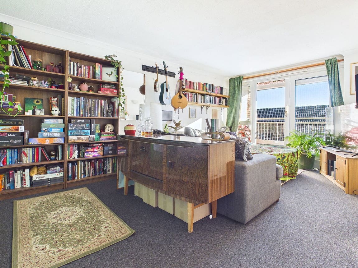 2 bedroom Flat For Sale