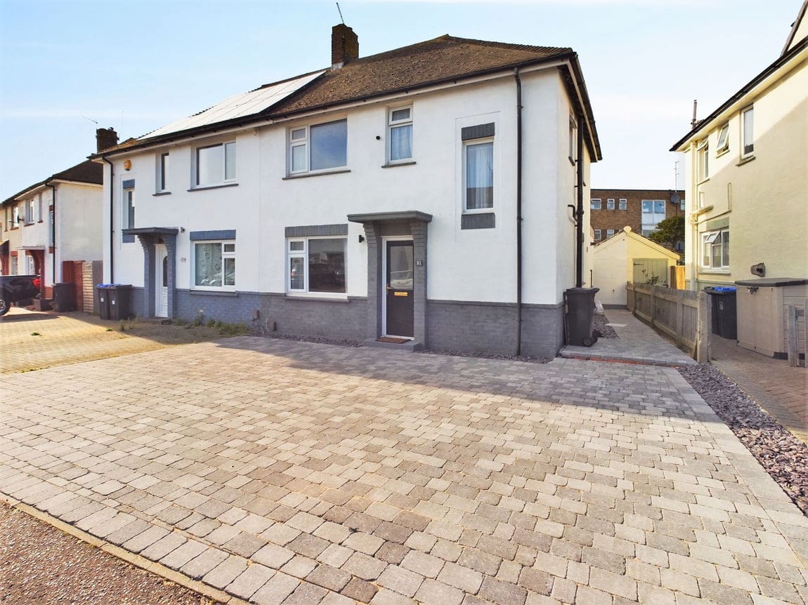 3 bedroom Semi-detached house Under Offer