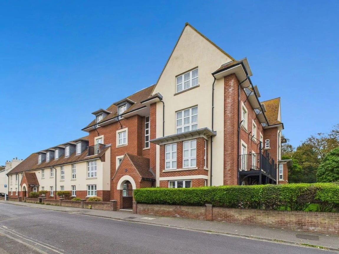 2 bedroom Maisonette For Sale