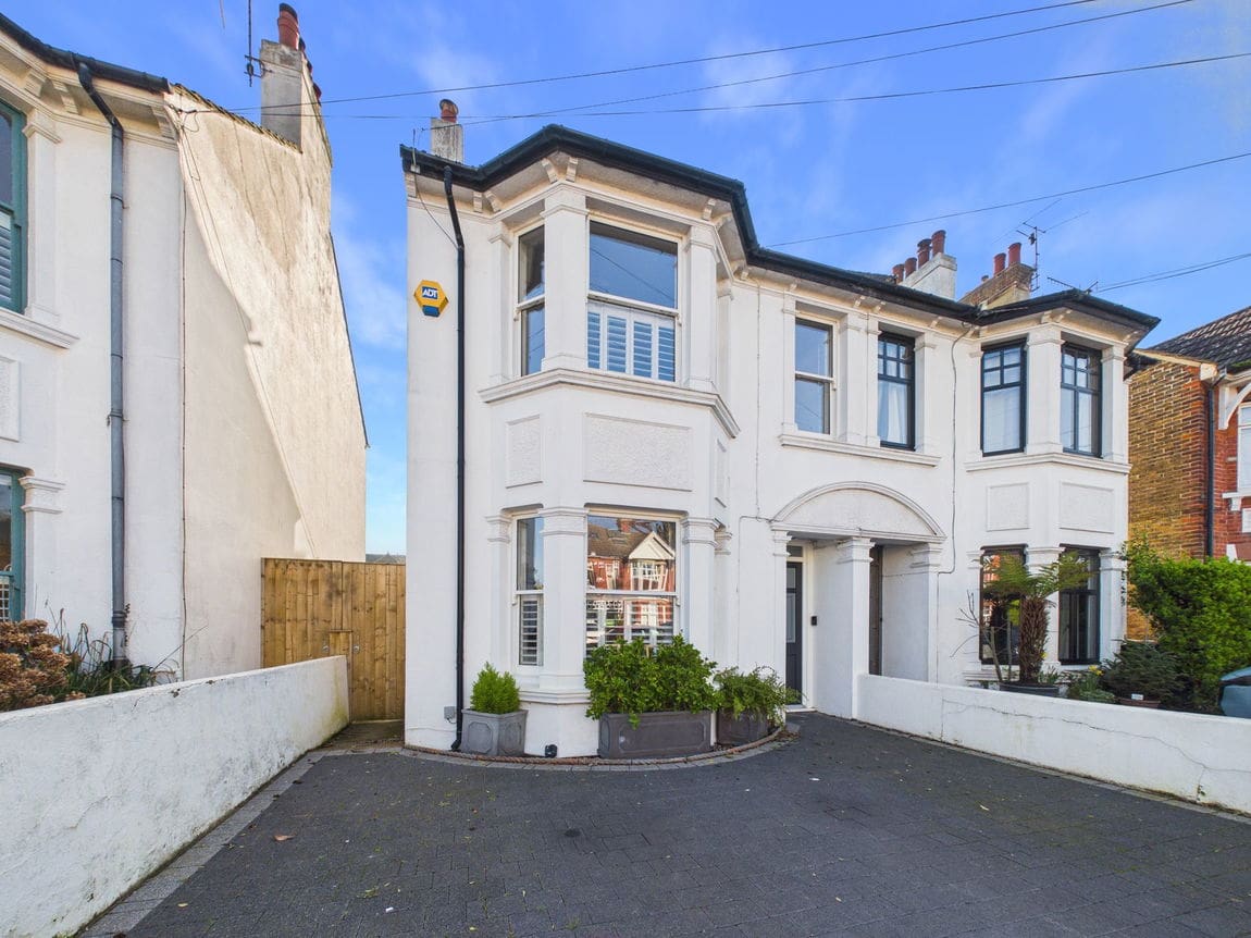 5 bedroom Semi-detached house Under Offer