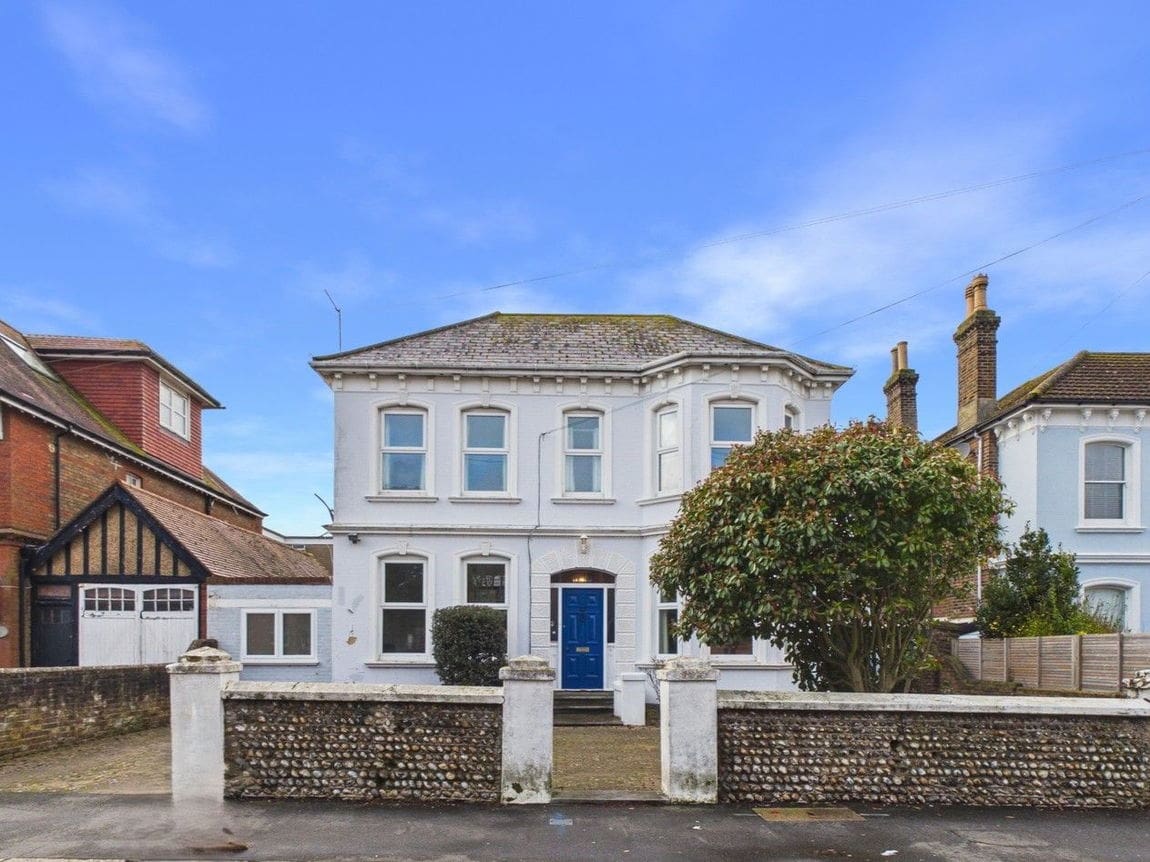 6 bedroom Detached house Under Offer