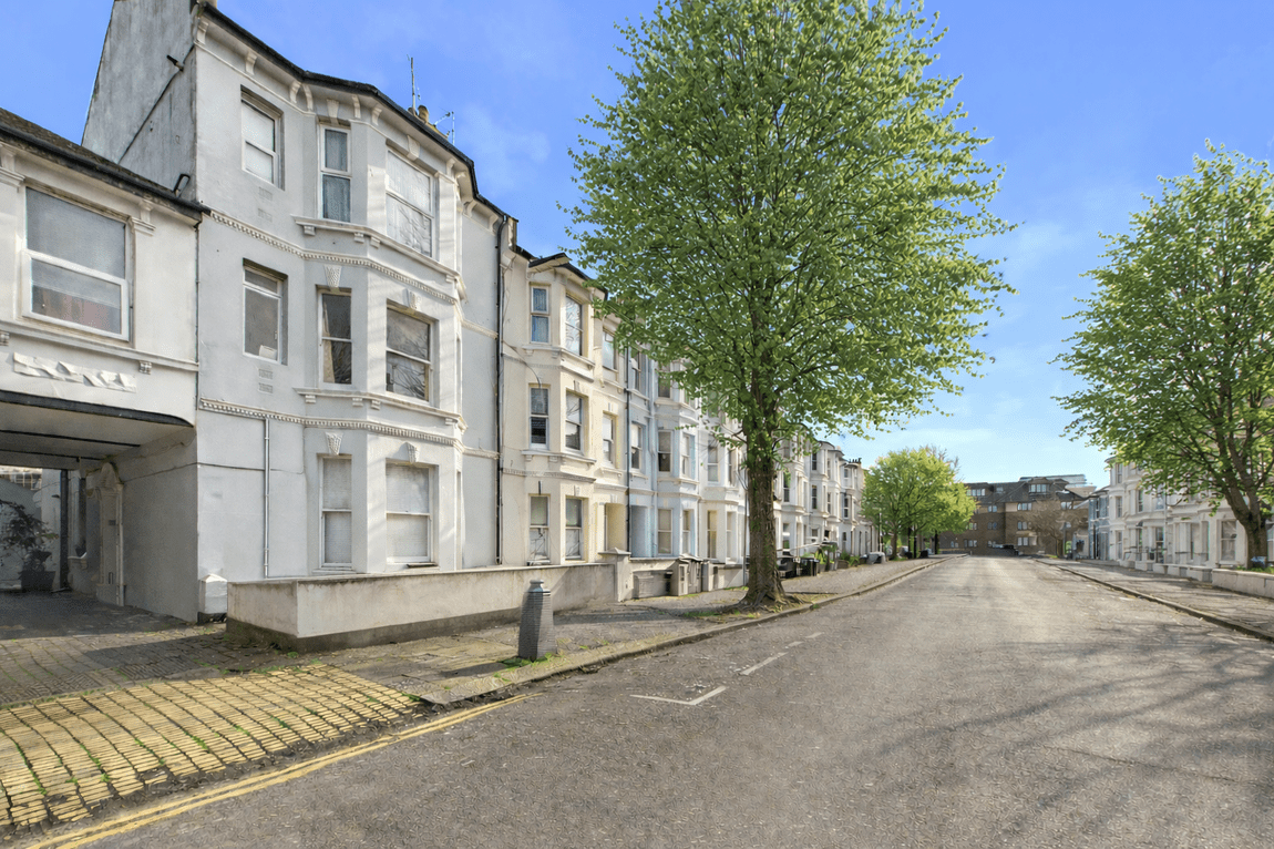 2 bedroom Maisonette For Sale