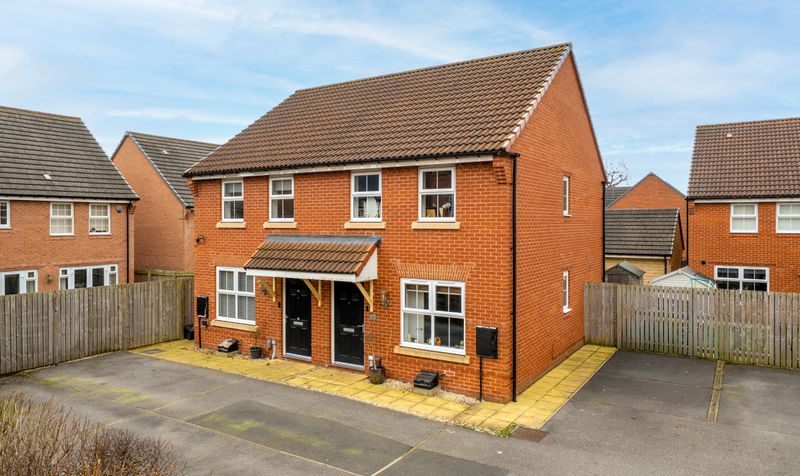 2 bedroom Semi-detached house Under Offer