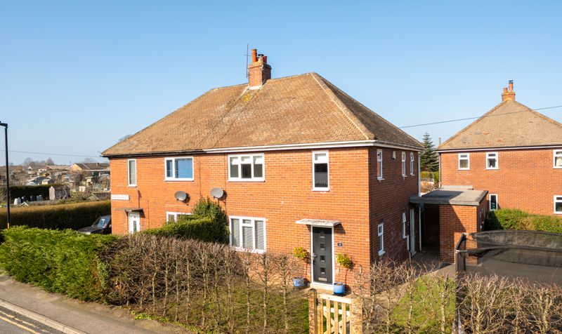 3 bedroom Semi-detached house Under Offer