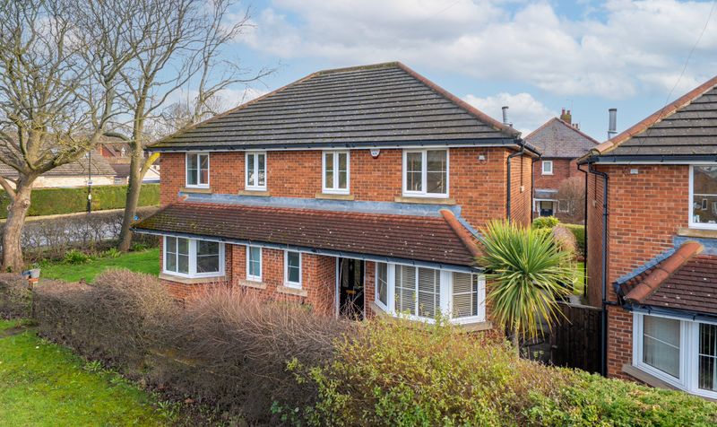 3 bedroom Semi-detached house Under Offer