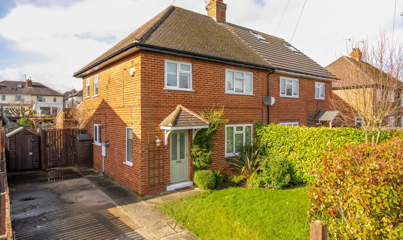3 bedroom Semi-detached house Under Offer
