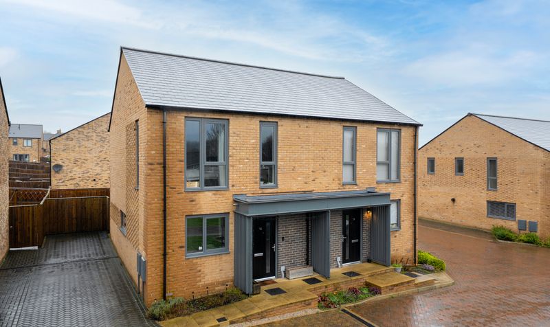 3 bedroom Semi-detached house Under Offer