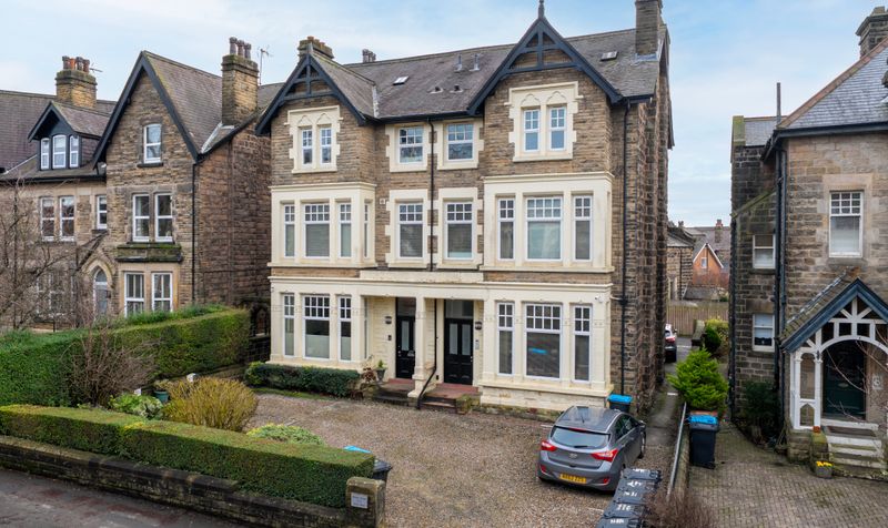 3 bedroom Flat For Sale