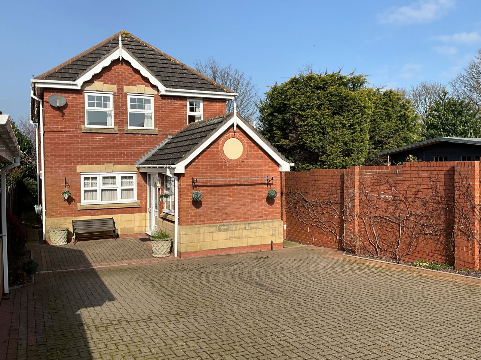 3 bedroom Detached house Under Offer