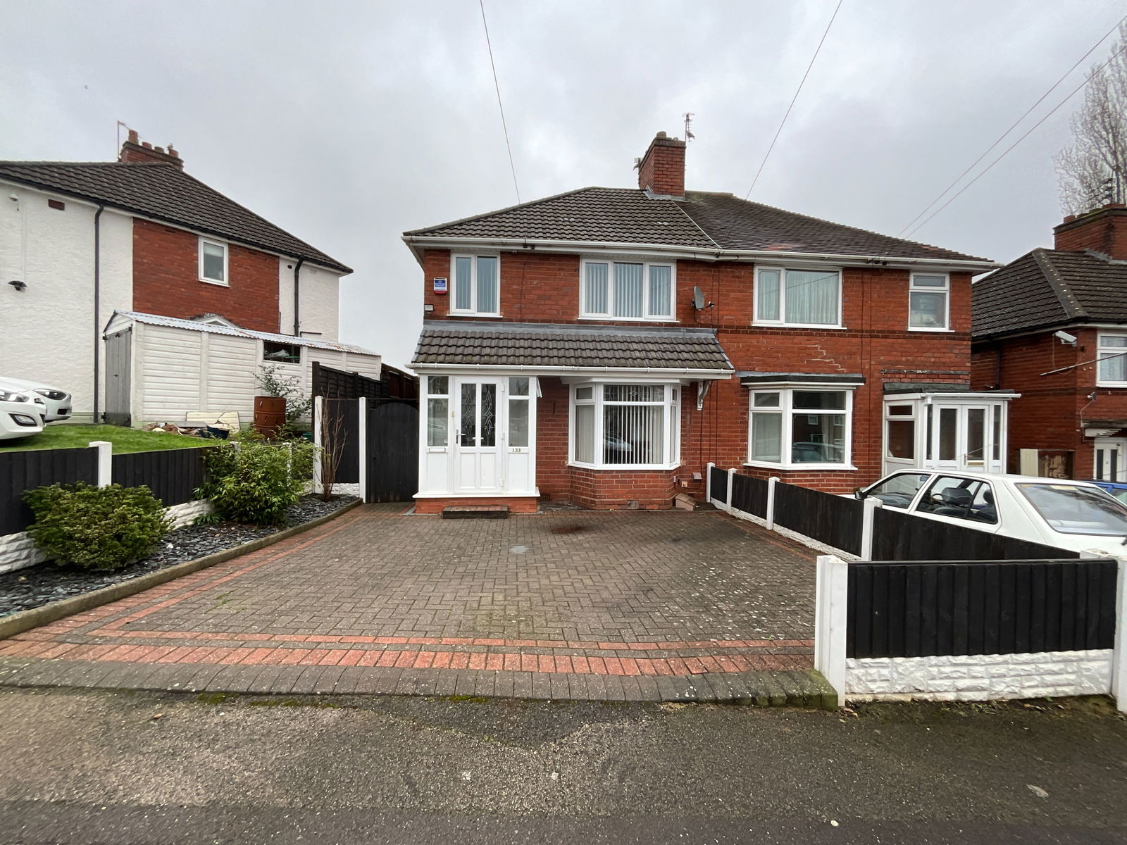 3 bedroom Semi-detached house Under Offer