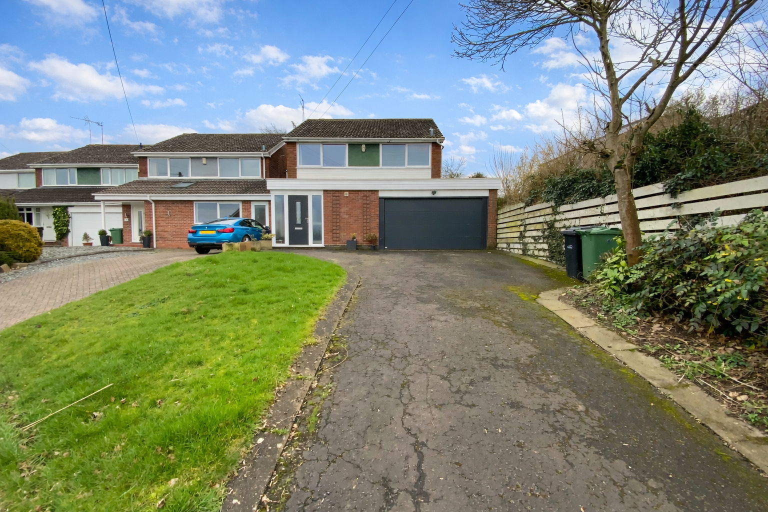 3 bedroom Detached house Under Offer
