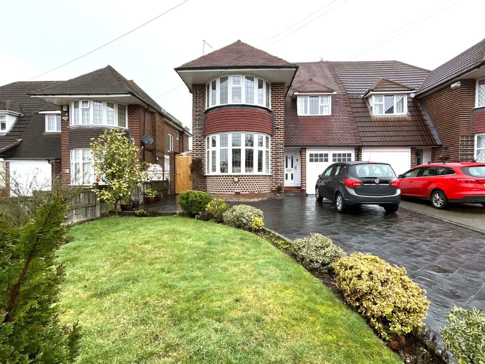 3 bedroom Semi-detached house Under Offer