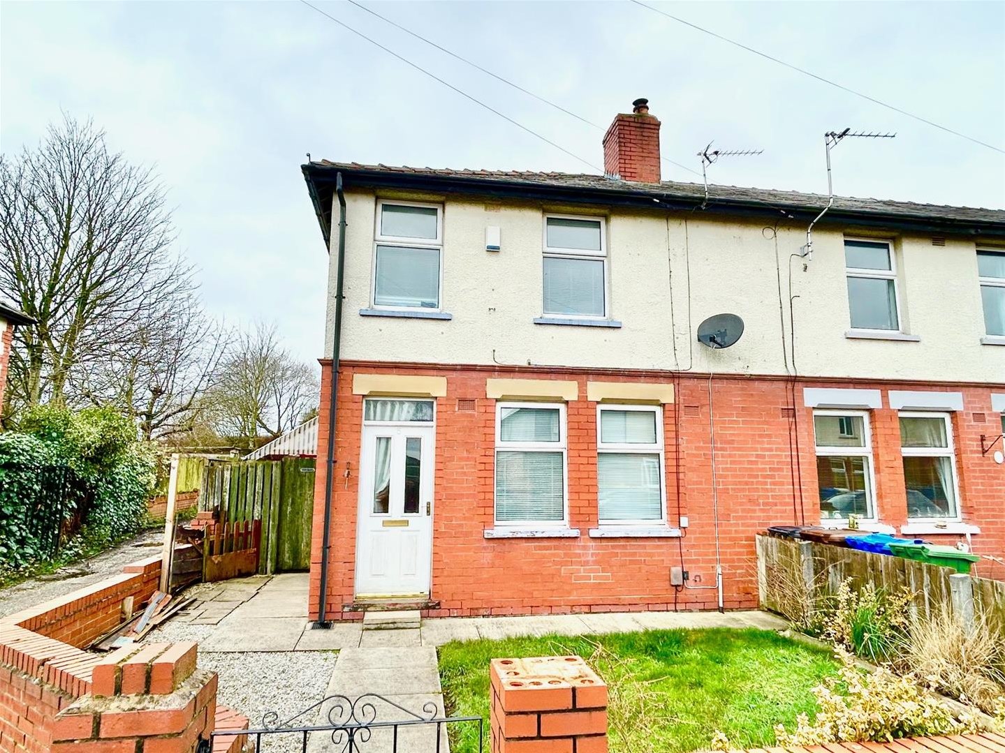 2 bedroom Semi-detached house Under Offer
