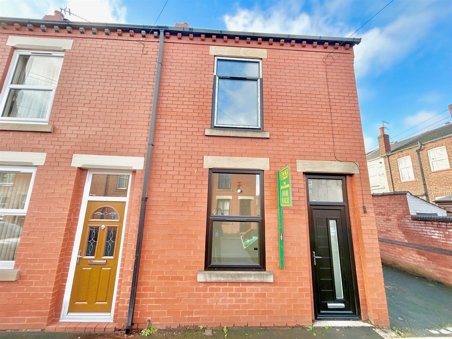 2 bedroom End of terrace house Under Offer