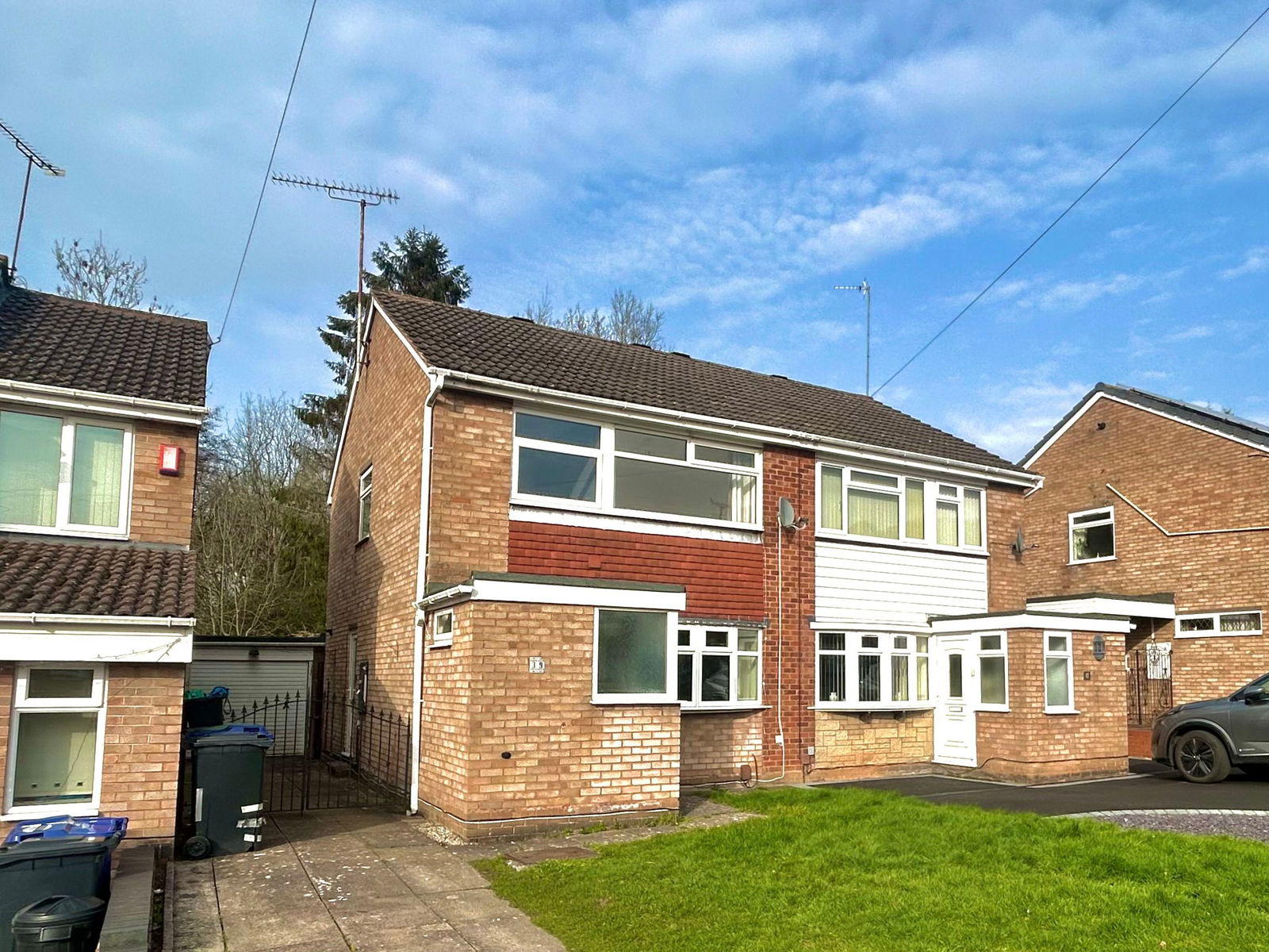 3 bedroom Semi-detached house Under Offer