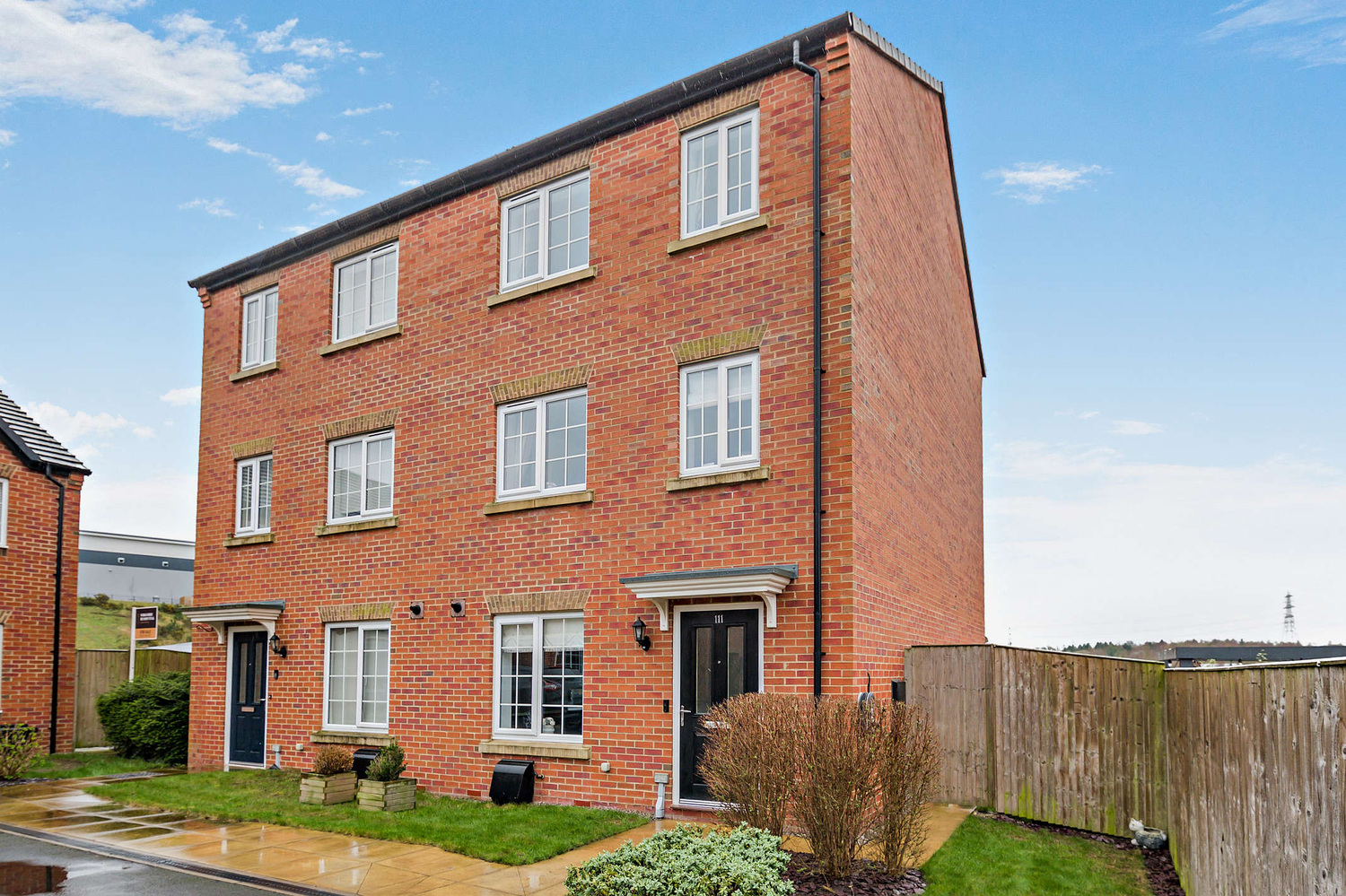 3 bedroom Semi-detached house Under Offer
