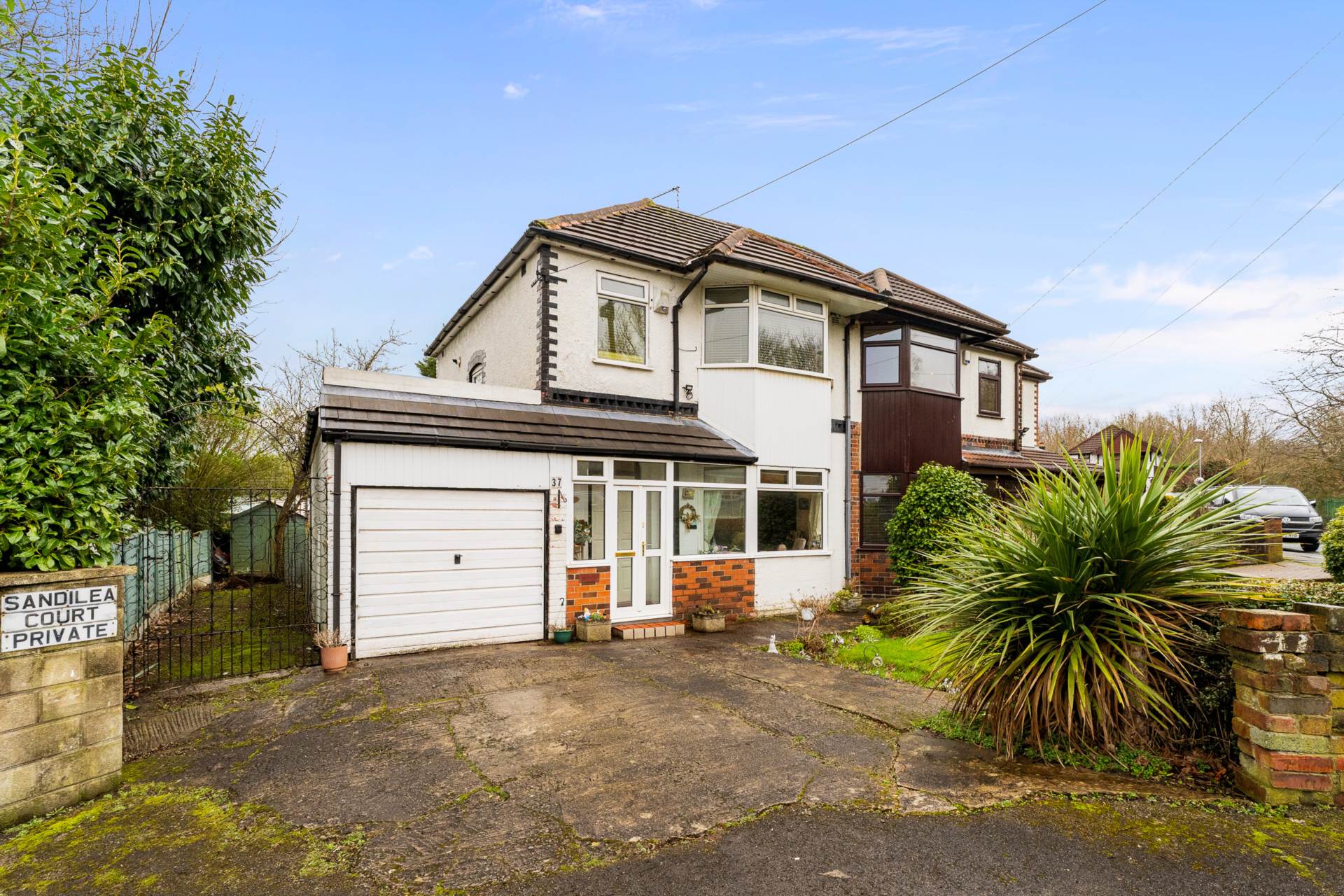 3 bedroom Semi-detached house Under Offer