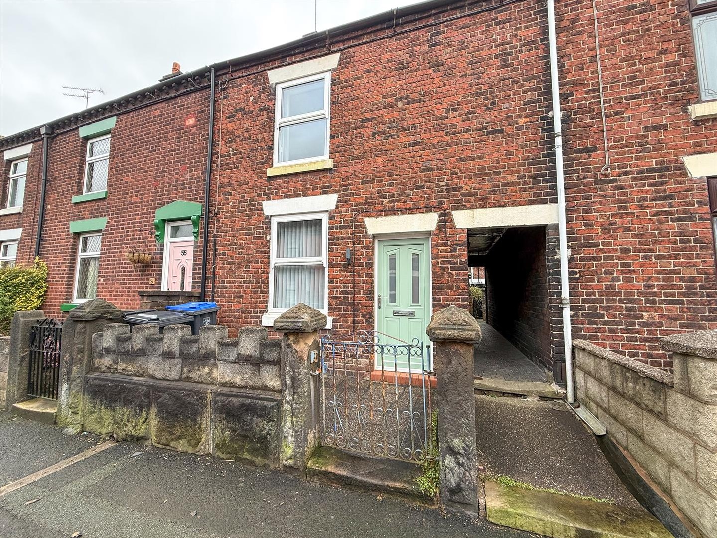 2 bedroom Semi-detached house Under Offer