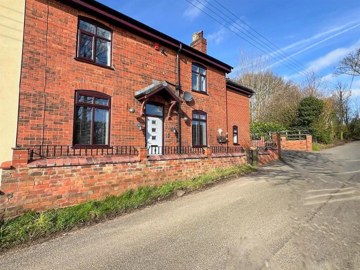 3 bedroom Cottage For Sale