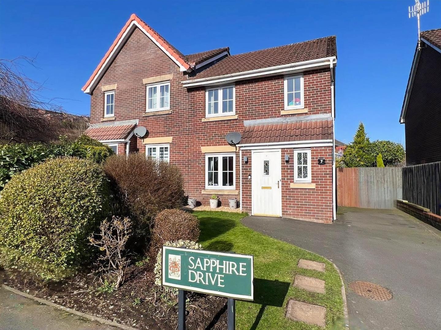 3 bedroom Semi-detached house Under Offer