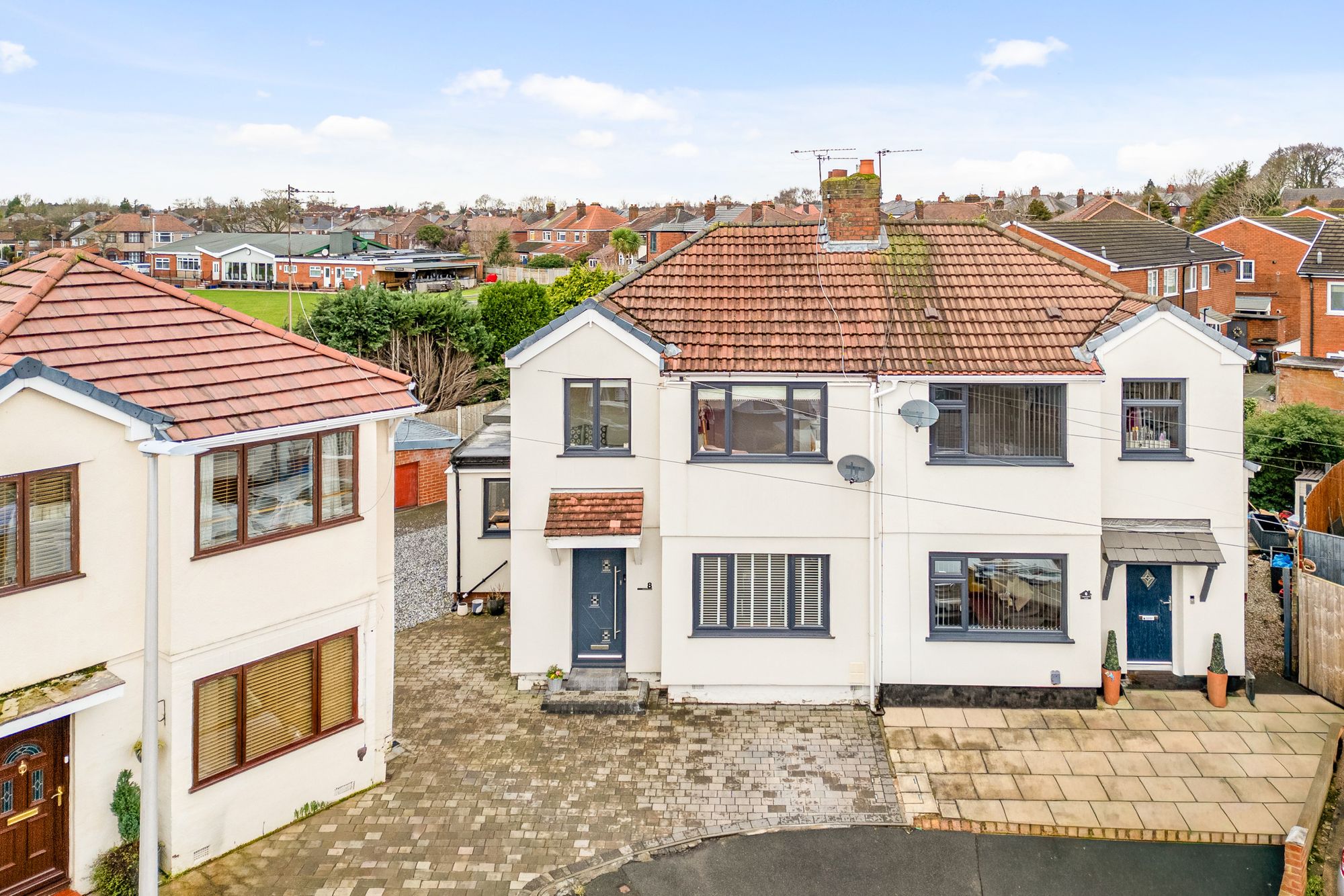 3 bedroom Semi-detached house Under Offer
