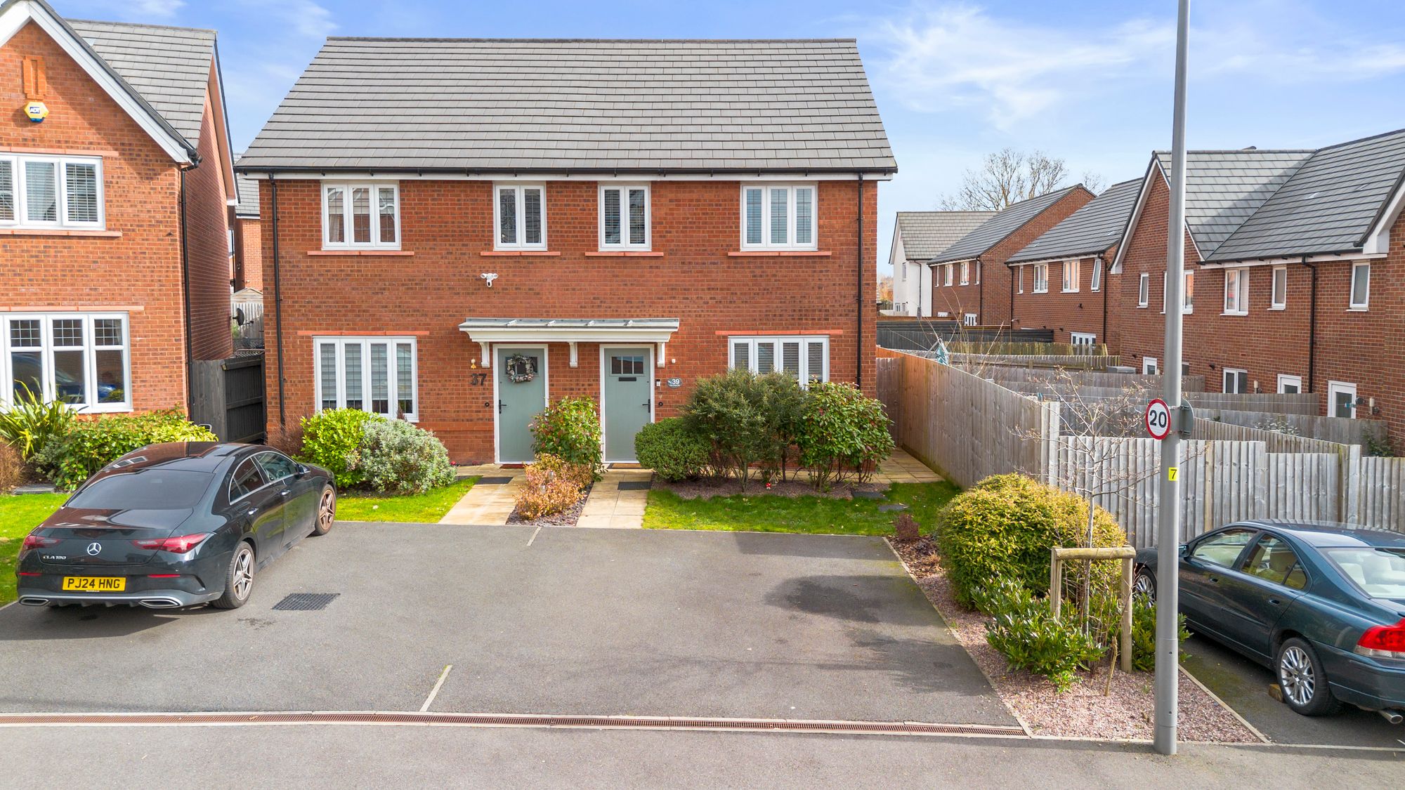 3 bedroom Semi-detached house Under Offer