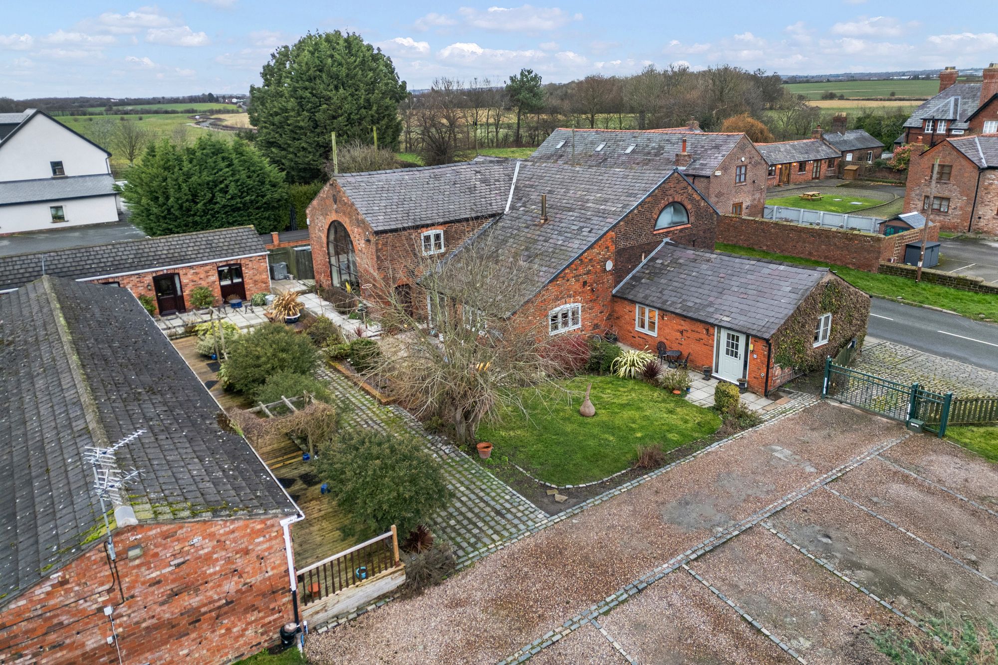 9 bedroom Detached house For Sale