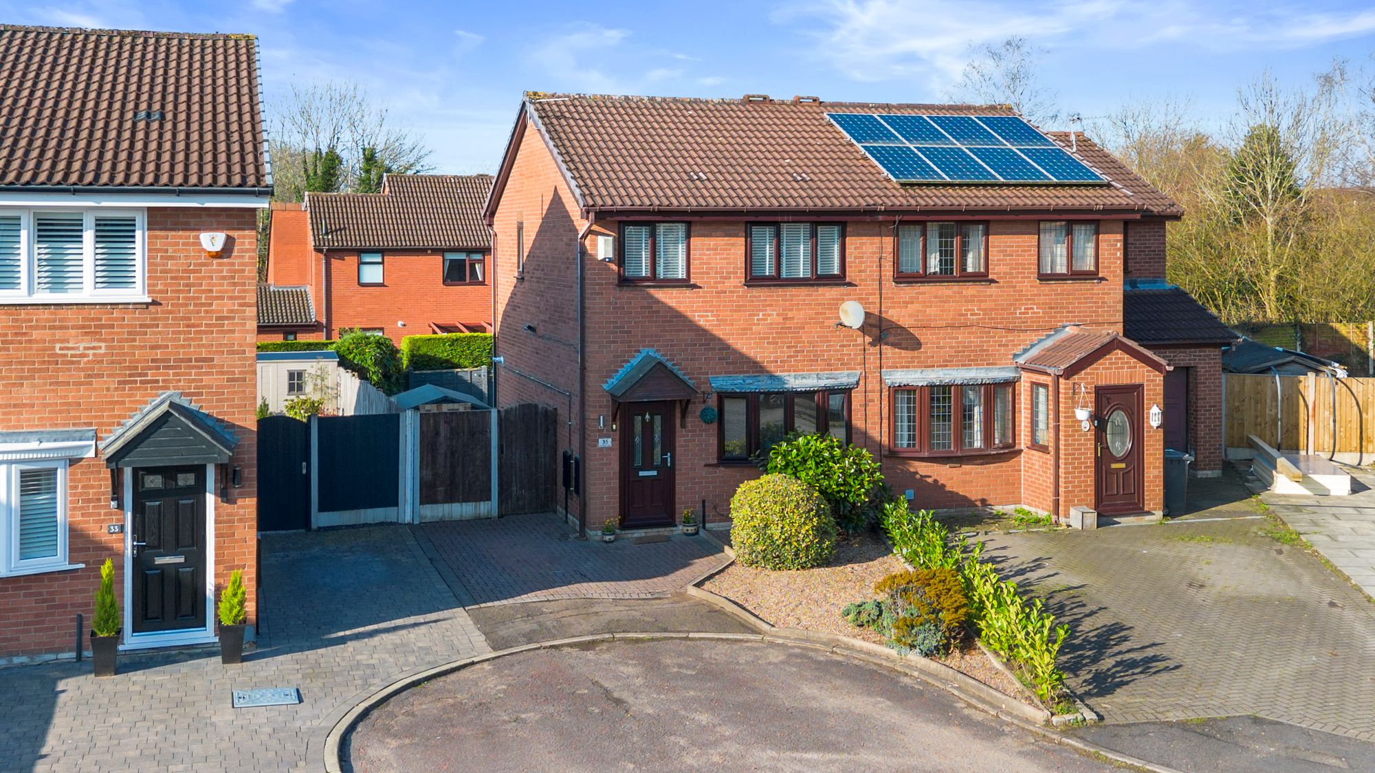 3 bedroom Semi-detached house Under Offer