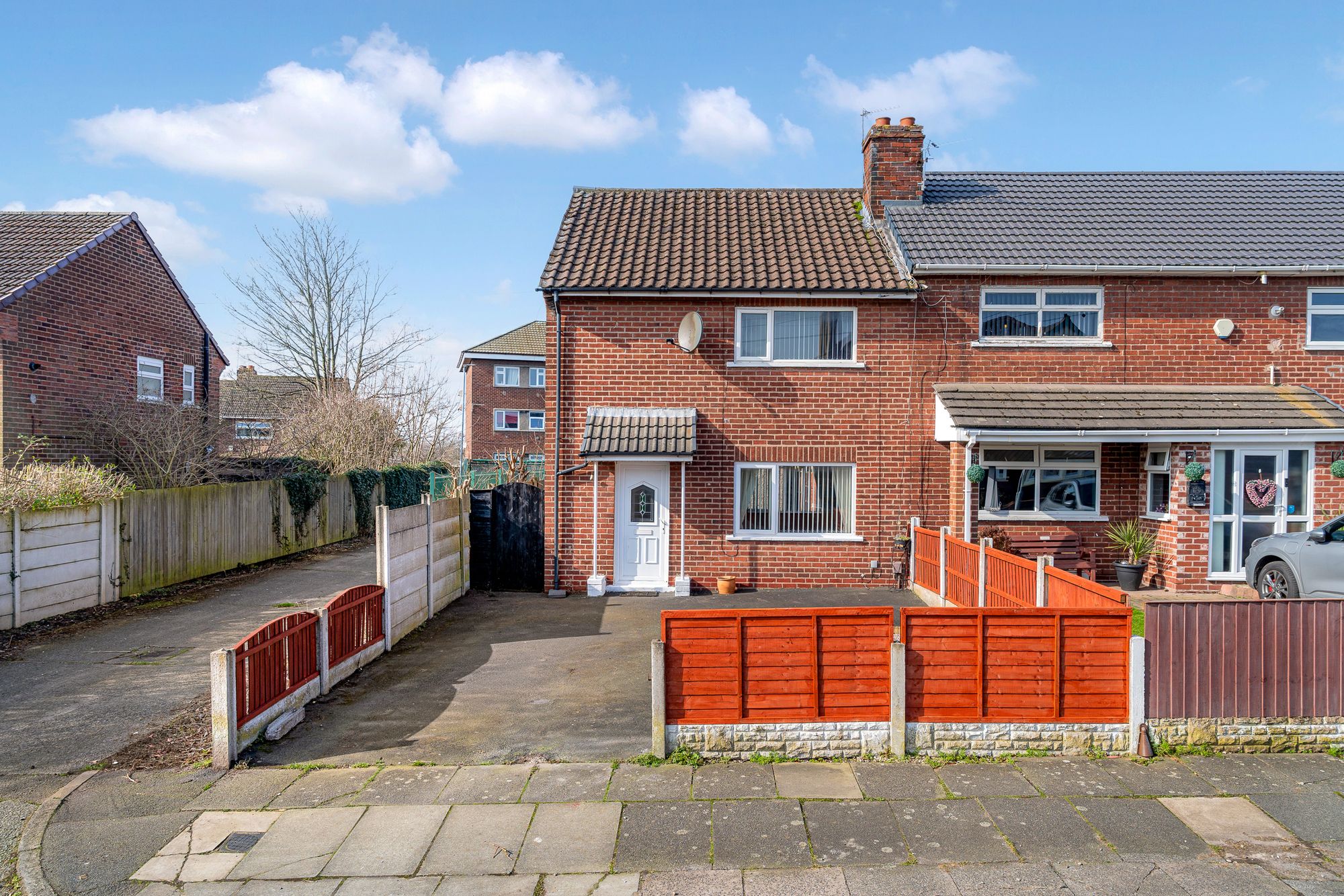 2 bedroom End of terrace house Under Offer